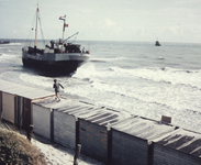 435-24 De stranding van de Nederlandse kustvaarder Pax (1928 - 200 brt) op het strand van Westkapelle bij vloed, ...