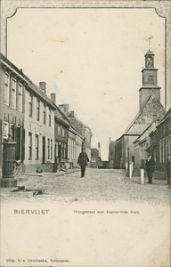 439-200 Biervliet Hoogstraat met Hervormde Kerk. Gezicht in de Hoogstraat te Biervliet, met rechts de Nederlandse ...