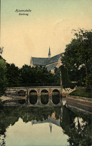 439-339 Haamstede Slotbrug. De brug naar het kasteel Witte van Haamstede te Haamstede, met achter het dak van de ...