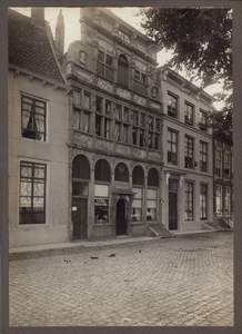445-12 Het huis In den Steenrotse aan de Dwarskaai G 112 te Middelburg met slagerij P. (Pieter) de Pagter