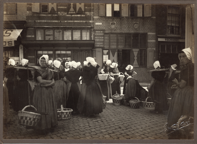 445-13 Vrouwen (uit Arnemuiden in klederdracht) verkopen vis op de Grote Markt te Middelburg op marktdag voor het ...