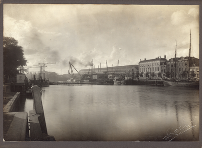 445-18 Gezicht in de haven te Vlissingen met brug, de fabriek van de werf De Schelde en het Admiraalshuis en schepen ...