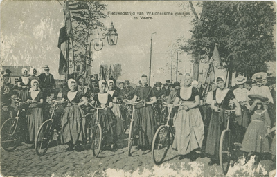 455-1017 Fietswedstrijd van Walchersche meisjes te Veere.. Een fietswedstrijd van meisjes in dracht te Veere