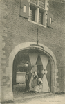 455-1024 Veere. - Oude poort. Kinderen in dracht in een poort van de Campveerse Toren te Veere