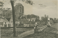 455-1026 Veere Groote Kerk. Gezicht op oude huisjes en de Grote kerk te Veere