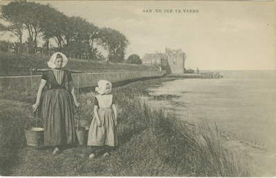 455-1035 Aan de zee te Veere. Een kind en een vrouw met juk in dracht aan de oever van het Veersegat te Veere, met op ...