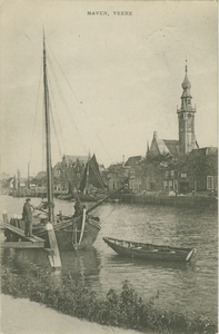 455-1044 Haven, Veere. Een vissersschip in de haven van Veere met op de achtergrond de Stadhuistoren