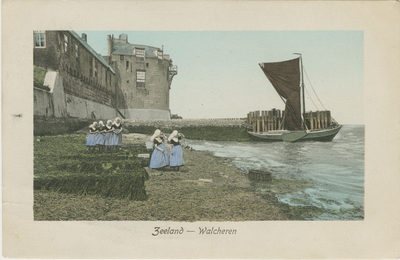 455-1047 Zeeland - Walcheren. Meisjes in dracht langs de waterkant bij de Campveerse Toren