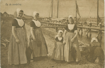 455-1048 Op de wandeling. Vrouwen en meisjes in dracht bij de aanlegsteigers langs het Kanaal door Walcheren te Veere