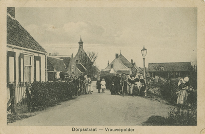 455-1058 Dorpsstraat - Vrouwepolder. Poserende personen in dracht op de Dorpsdijk te Vrouwenpolder