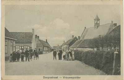 455-1059 Dorpsstraat - Vrouwepolder. Poserende personen op de Dorpsdijk te Vrouwenpolder