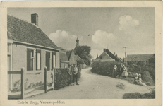 455-1060 Entrée dorp, Vrouwepolder.. Poserende personen in dracht op de Dorpsdijk te Vrouwenpolder