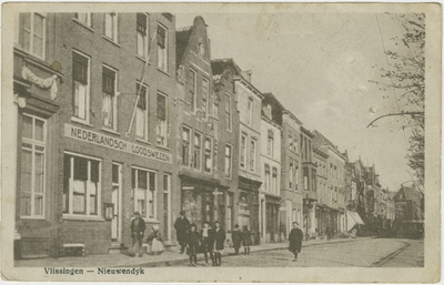 455-107 Vlissingen - Nieuwendyk. De Nieuwendijk te Vlissingen met het gebouw van het Nederlandsch Loodswezen