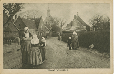 455-1082 Zeeland-Walcheren. Personen in dracht op de Dorpsdijk te Vrouwenpolder
