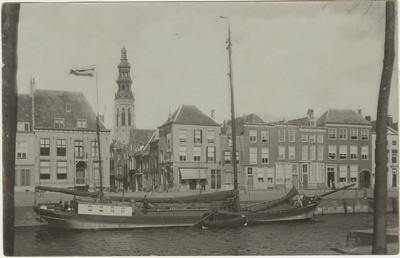 455-11 Gezicht op de Houtkaai en de Londensekaai te Middelburg met op de achtergrond de Lange Jan