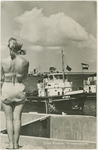 455-1103 Delta-Werken, Vrouwenpolder. Een vrouw in badkleding kijkt naar de schepen welke bezig zijn met werkzaamheden ...