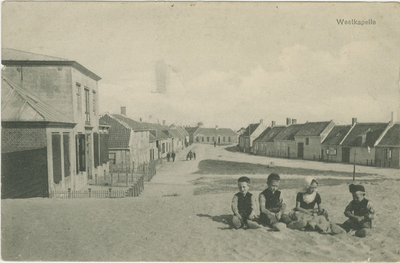 455-1119 Westkapelle. Kinderen in het zand ter hoogte van de Weverijstraat te Westkapelle