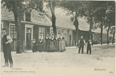 455-1135 Zuidstraat Westkapelle. Kinderen in dracht in de Zuidstraat te Westkapelle