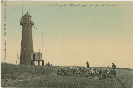 455-1138 West-Kappelle. West-Kappelsche dijk met Kustlicht. Het kustlicht Noorderhoofd op de zeedijk te Westkapelle