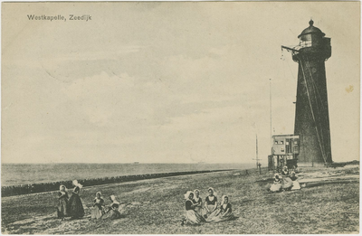 455-1140 Westkapelle, Zeedijk. Kinderen in dracht bij het kustlicht Noorderhoofd op de zeedijk te Westkapelle