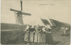 455-1151 Westkapelle - Molen. Meisjes in dracht te Westkapelle met op de achtergrond de dijkmolen