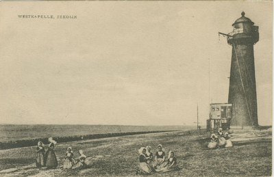 455-1152 Westkapelle, Zeedijk. Meisjes in dracht bij het kustlicht Noorderhoofd op de zeedijk te Westkapelle