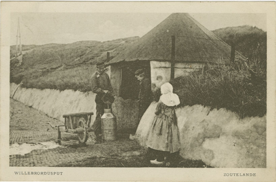 455-1183 Willebrordusput Zoutelande. Een man giet melk in een melkbus bij de Willebrordusput te Zoutelande