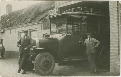 455-12 Een autobus (merk Dinos) van de Maatschappij Walcheren aan de Seisweg te Middelburg