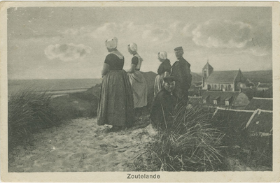 455-1205 Zoutelande. Personen in dracht in de duinen bij Zoutelande