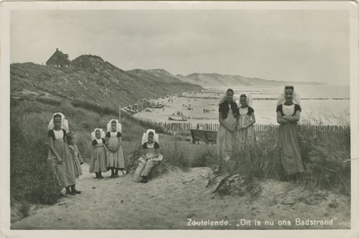 455-1216 Zoutelande. Dit is nu ons Badstrand .. Kinderen in dracht in de duinen bij Zoutelande met op de achtergrond ...