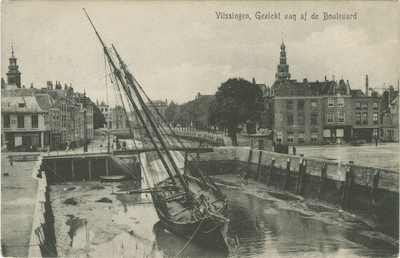 455-123 Vlissingen, Gezicht van af de Boulevard. Drooggevallen schip in de Koopmanshaven te Vlissingen