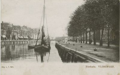 455-126 Bierkade. VLISSINGEN.. Een schip in de Koopmanshaven langs de Bierkade te Vlissingen