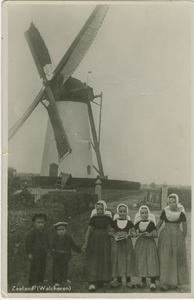 455-1285 Zeeland (Walcheren). Poserende kinderen in dracht bij de molen van Brasser te Biggekerke