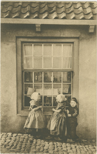 455-1359 Voor het Snoepwinkeltje. Zeeland (Holland). Drie kinderen in dracht bij een snoepwinkeltje