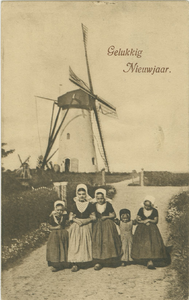 455-1374 Gelukkig Nieuwjaar.. Vijf meisjes in Walcherse dracht bij de molen van Brasser te Biggekerke