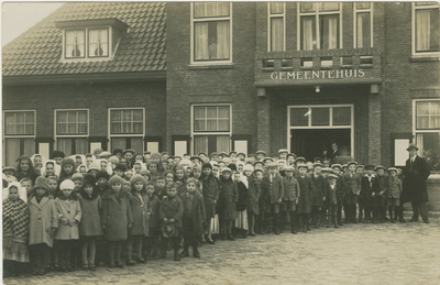 455-1403 Poserende schoolkinderen tijdens de opening van het Gemeentehuis te Sint Laurens