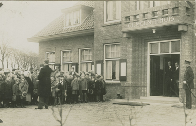 455-1404 Schoolkinderen zingen onder leiding van H. van Langevelde tijdens de opening van het Gemeentehuis te Sint Laurens