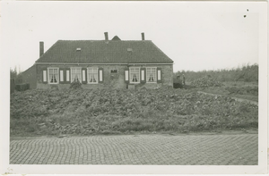 455-1435 Boerderij tegenover molen De Hoop aan de Noordweg te Sint Laurens. In deze boerderij woonde Adriaan Polderman, ...