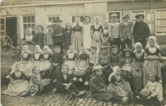455-1438 Een groep kinderen te Sint Laurens