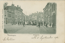 455-144 Vlissingen. Nieuwstraat.. Een groep personen in de Nieuwstraat te Vlissingen