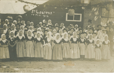 455-1445 Schoolkinderen in een versierde straat te Sint Laurens tijdens de feestelijke inhuldiging van burgemeester L. Melse