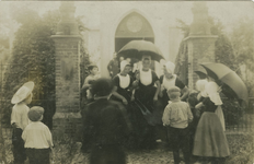 455-1464 Kerkgangers verlaten de Nederlandse Hervormde kerk te Sint Laurens