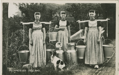 455-1468 Melkmeisjes. Zeeland.. Drie vrouwen in dracht, waarvan twee met een juk, te Sint Laurens