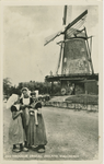 455-1477 Een vrolijk drietal, Zeeland Walcheren. Drie meisjes in dracht bij de molen te Sint Laurens