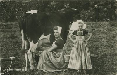 455-1478 Zeeland, Melkkoetje. Een vrouw in dracht melkt een koe en een meisje in dracht met een juk