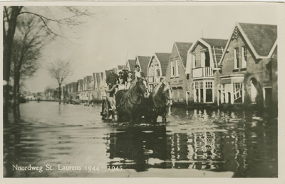 455-1483 Noordweg St. Laurens 1944-1945. De Noordweg te Sint Laurens tijdens de inundatie