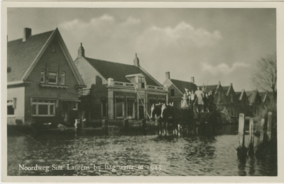455-1484 Noordweg Sint Laurens bij laag water in 1945. De Noordweg te Sint Laurens tijdens de inundatie