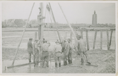 455-1488 Dijkwerkers bezig met heiwerkzaamheden tijdens het herstel van de door oorlogsgeweld verwoeste zeedijk te ...