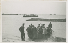 455-1489 Dijkwerkers in een roeiboot tijdens het herstel van de door oorlogsgeweld verwoeste zeedijk te Westkapelle