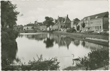 455-1494 Middelburg, Seisdam. Gezicht op de Achter de Houttuinen vanaf de Seisdam te Middelburg. Rechts het politiebureau